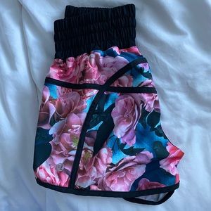 Lululemon secret garden tracker short sz 4